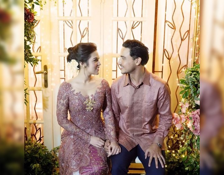 Sontek 15 Inspirasi Kebaya Couple untuk Tunangan yang 