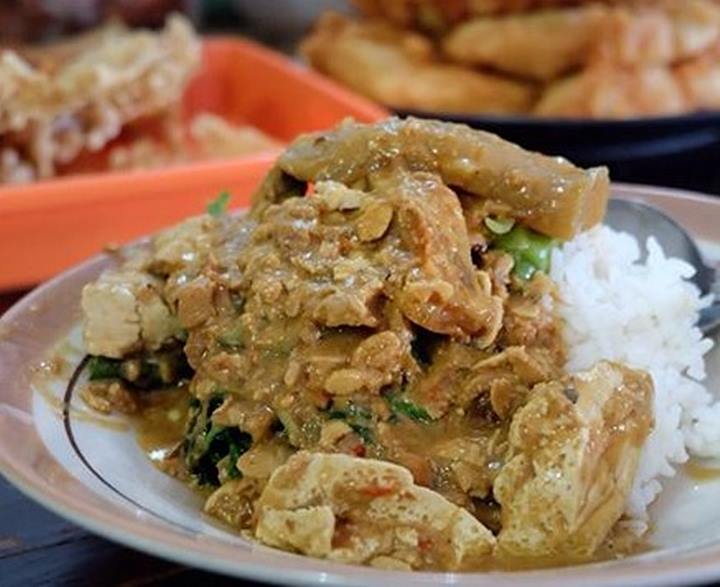 Nasi Pecel dan Sambel Tumpang Bu Kis dengan Menu Khas