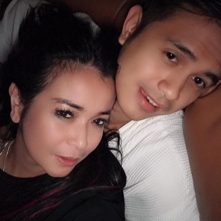 Ajun Perwira Tak Ragu Pose Mesra Bareng Calon Istri