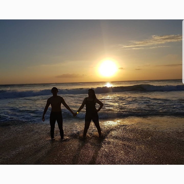 Romantis Berdua Nikmati Sunset di Pantai