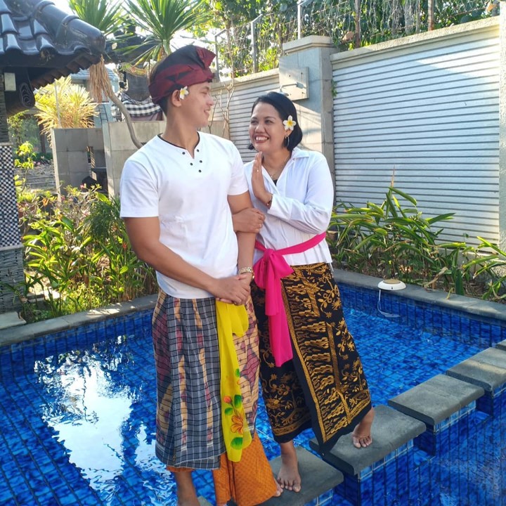 Lagi-Lagi Kompak Bergaya Ala Pasangan Bali