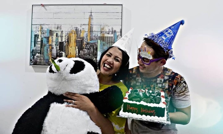 Romantis Beri Kejutan Ulang Tahun Untuk Ely Sugigi