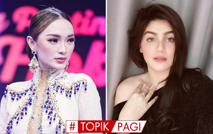 Zaskia Gotik Turun dari Jet Pribadi Pakai Sandal  Jepit  