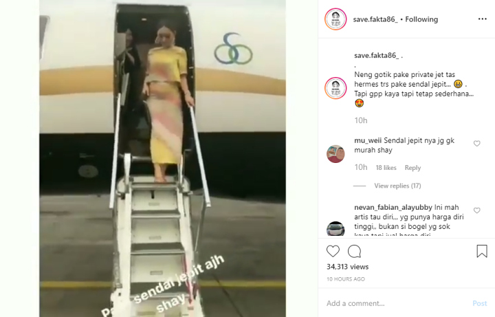 Zaskia Gotik Pakai Sandal Jepit Turun dari Jet Pribadi