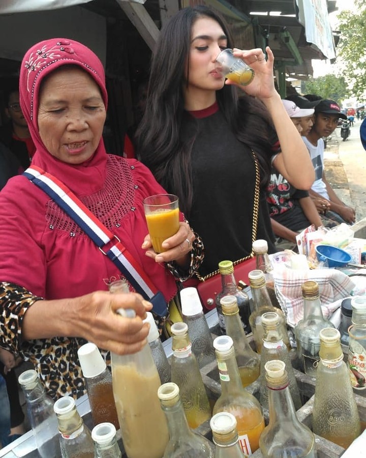 Capek Kampanye, Angel Karamoy Mampir Beli Jamu Tradisional