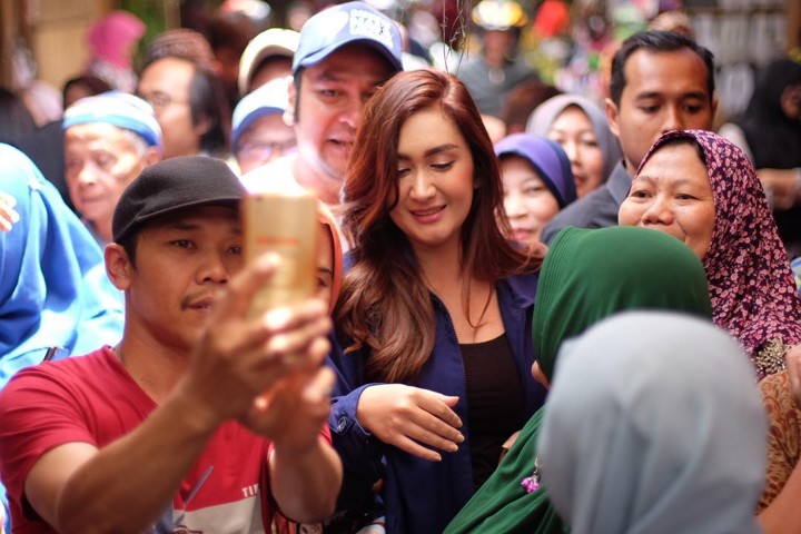Nafa Urbach Tetap Senyum Meski Dikerubuti Warga Saat Blusukan ke Pasar
