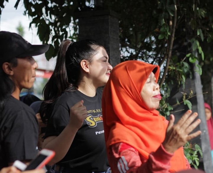 Vicky Shu Ikut Senam Pagi Bareng Warga Maos, Cilacap