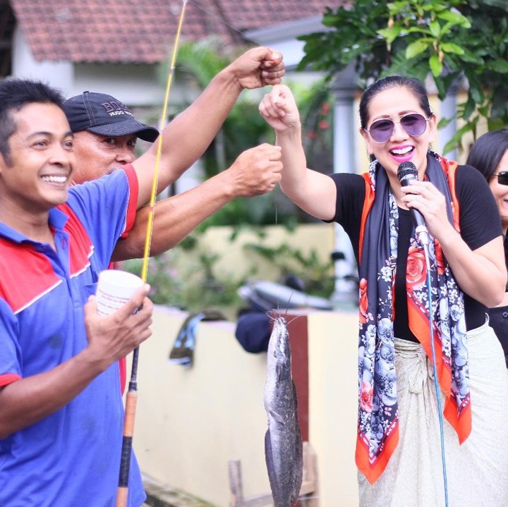 Venna Melinda Ceria Hadiri Acara Mancing Ikan Sebelum Sosialisasi di Blitar
