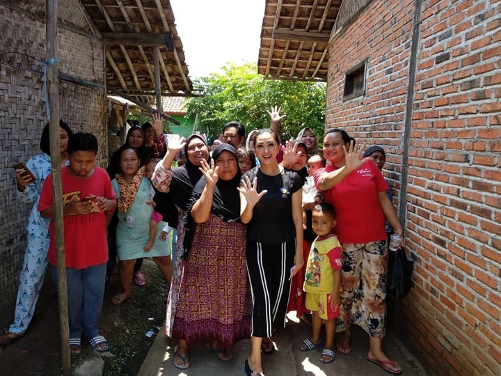 Della Puspita Asyik Kampanye Keliling Desa Tanpa Atribut