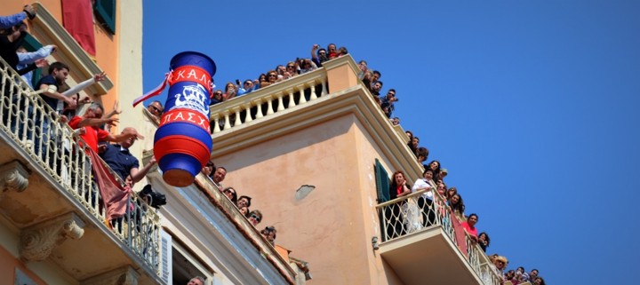Tradisi Pot Throwing di Corfu, Yunani