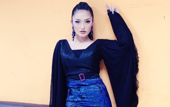 Siti Badriah Pamer Foto Mandi Perlihatkan Punggung Siti Badriah Pamer Foto Mandi Perlihatkan Punggung