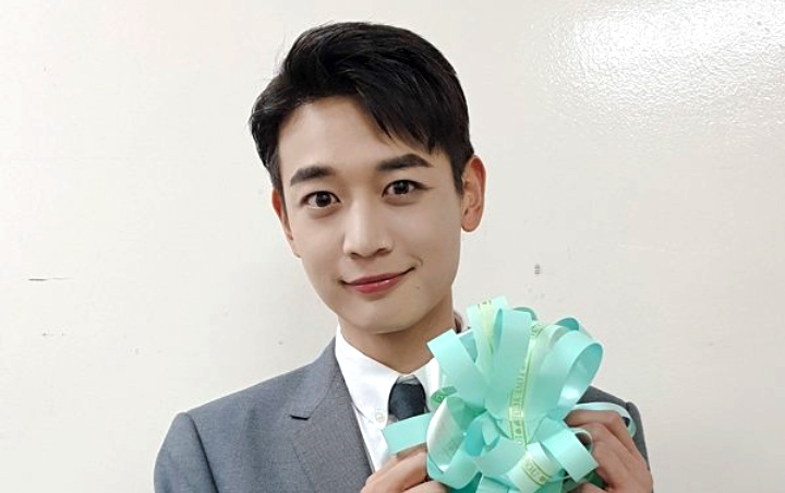 Minho SHINee Pamerkan Foto Saat Sudah Gunduli Rambut Jelang Masuk Wamil di Angkatan Laut