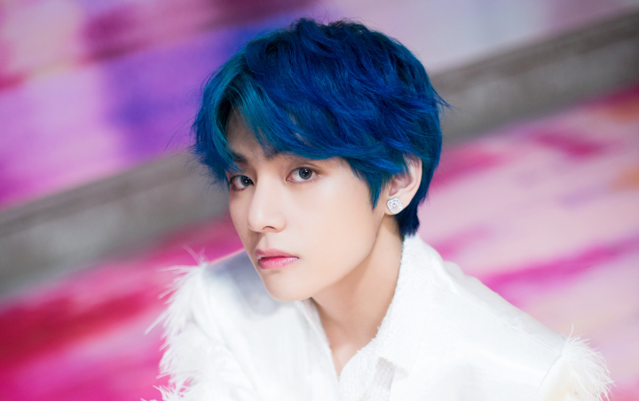 V BTS Kini Viral dengan Sebutan 'Cowok Rambut Biru' Gara-Gara Terlalu Tampan di 'SNL'