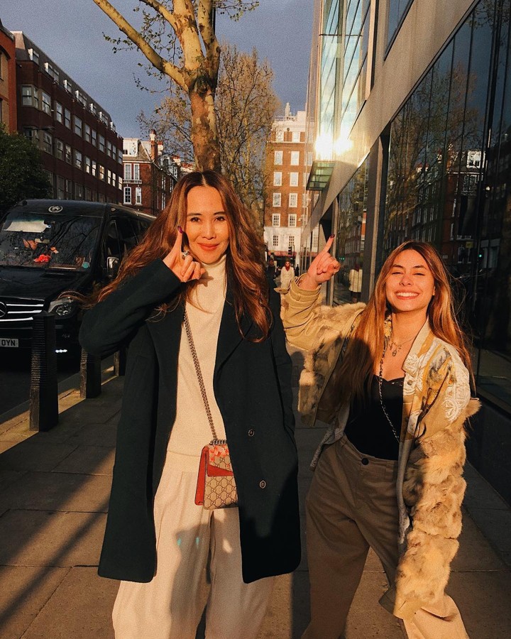 Valerie Thomas Bahagia Pamer Ikut Nyoblos Bareng Bunda di London