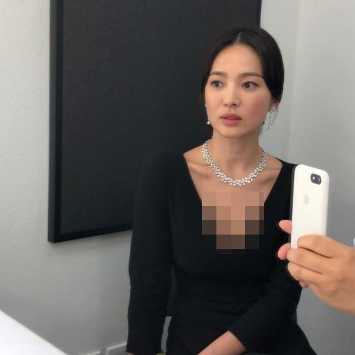 Song Hye Kyo Cantik dan Seksi di Acara Penghargaan