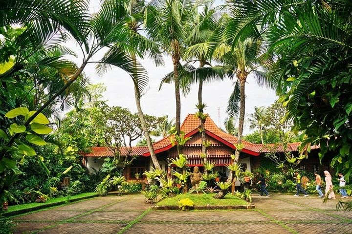 Jalan-Jalan di Museum di Tengah Kebun
