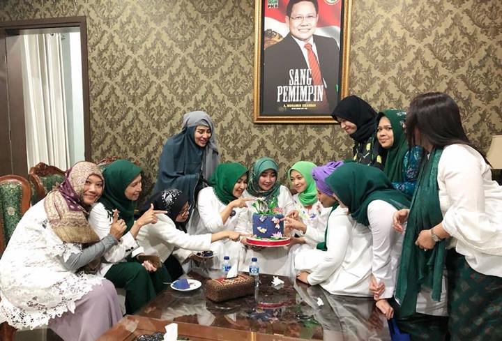 Tetap Ceria Kumpul Bareng Sahabat