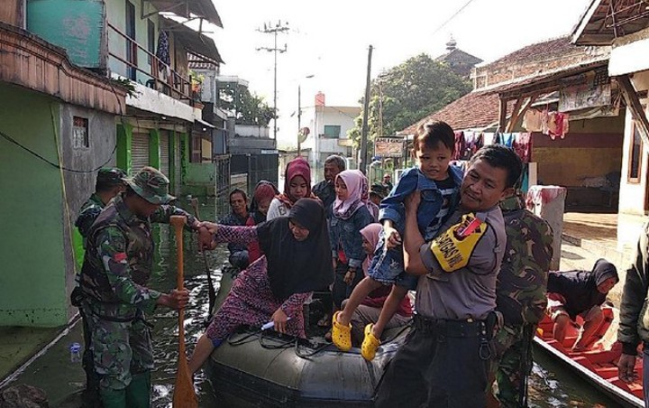 Warga Bandung Nekat Terjang Banjir ke TPS Pakai Perahu: Yang Penting Bisa Nyoblos