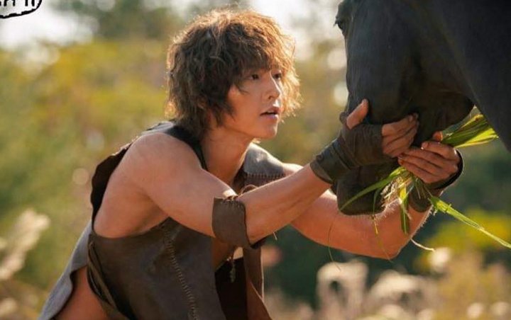 Foto Perdana Song Joong Ki Pacu Kuda di 'Arthdal Chronicles' Disambut Geger