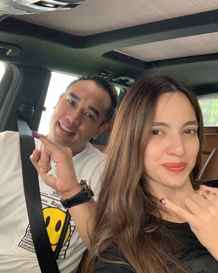 Wajah Natural Nia Ramadhani Curi Perhatian Saat Pamer Selfie Usai Nyoblos