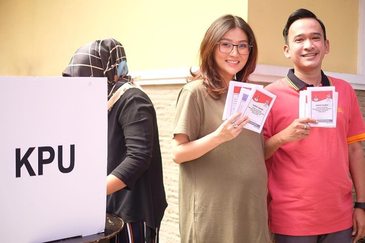 Lagi Hamil, Sarwendah Santai Pakai Dress Polos Saat Nyoblos Bareng Suami