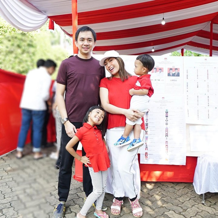 Cinta Indonesia, Ayu Dewi Kompak dengan Anak Pakai Kostum Merah Putih