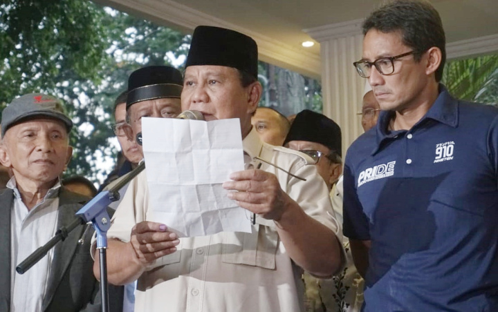 Dampingi Prabowo Gelar Deklarasi Kemenangan, Ekspresi Lesu Sandiaga Jadi Sorotan