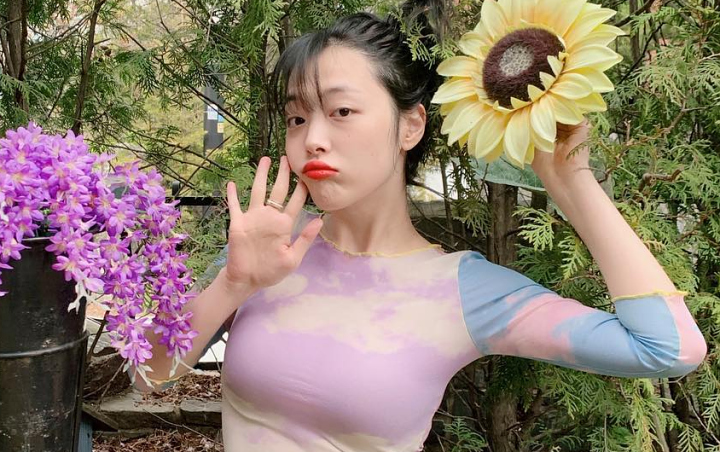 Sulli Tak Kapok Meski Dihujat dan Pose dengan Resleting Celana Dibuka