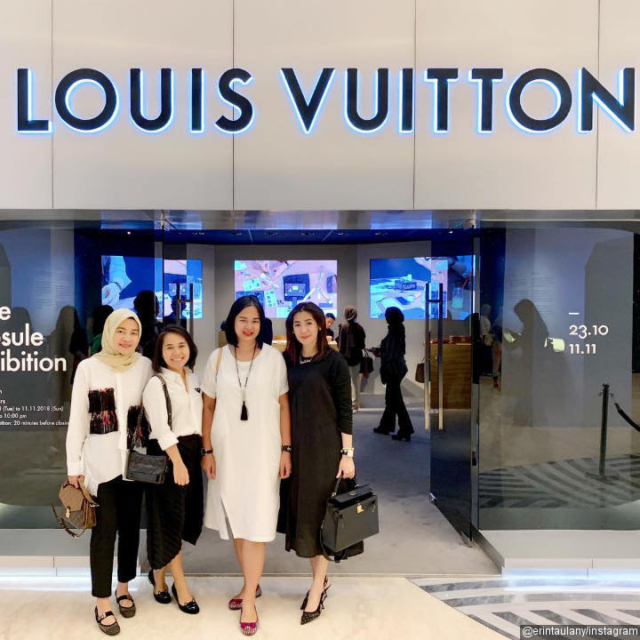 Pose Bareng Sahabat di Depan Butik Brand Fashion Ternama Dunia