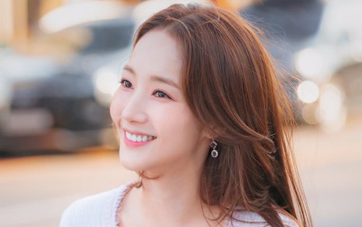 Park Min Young Dibilang Secantik Musim Semi Usai Pamer Foto di Lokasi Syuting Drama