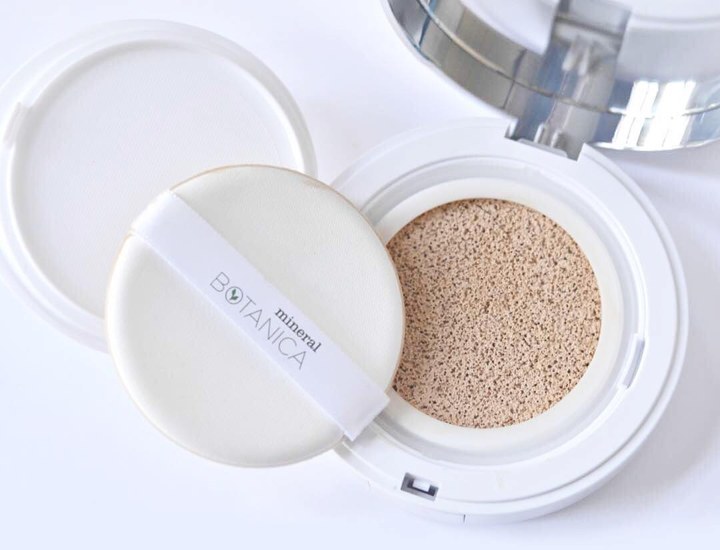 Mineral Botanica Air Cushion Foundation Slight Dewy Finish Rp 120 Ribu