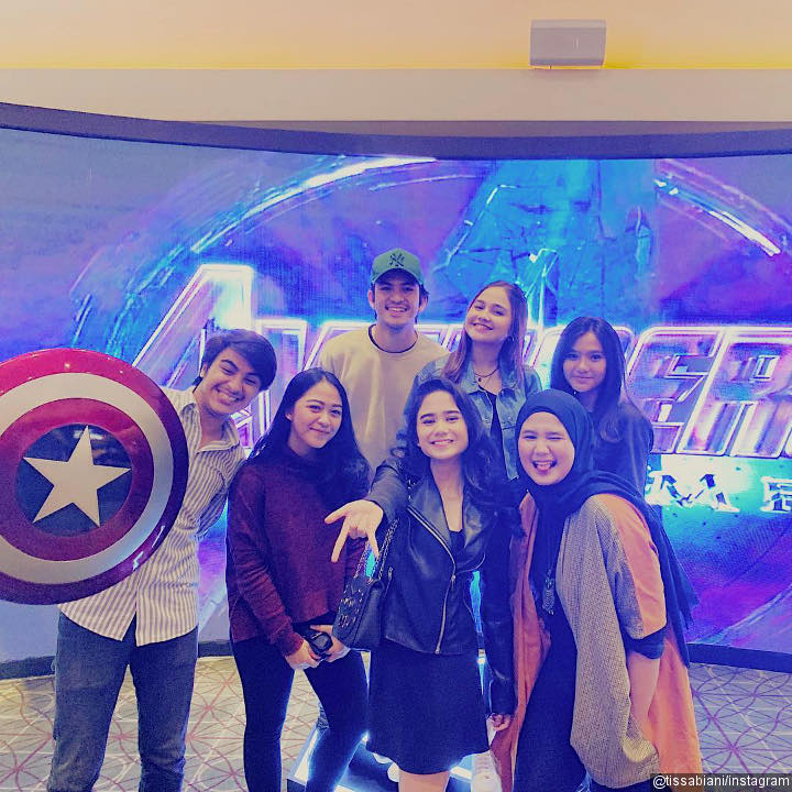 Pose Bareng Sahabat Usai Nonton Ala Syifa Hadju-Rizky Nazar Cs