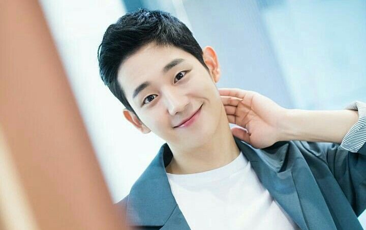 Jung Hae In Bikin Fans Makin Cinta Usai Pamer Foto Ganteng Karakternya di 'Spring Night'