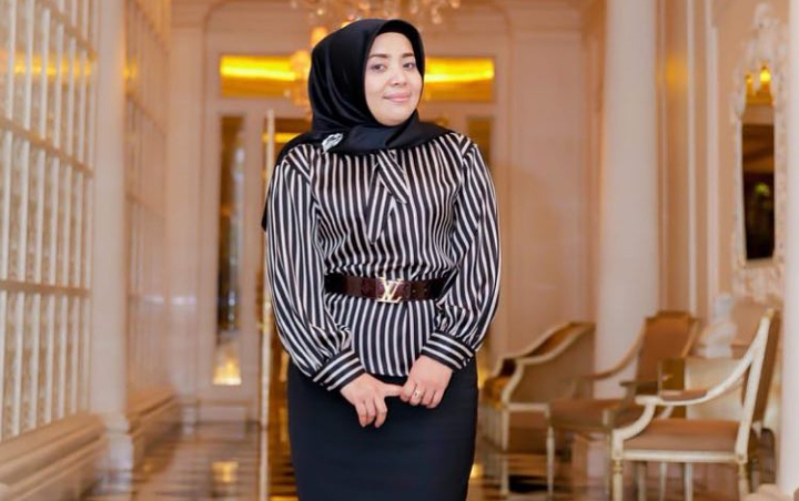 Acara pernikahan Muzdalifah dan Fadel Islami telah resmi digelar. Seperti apa penampilan mantan istri Nassar tersebut saat menikah untuk yang keempat kalinya?