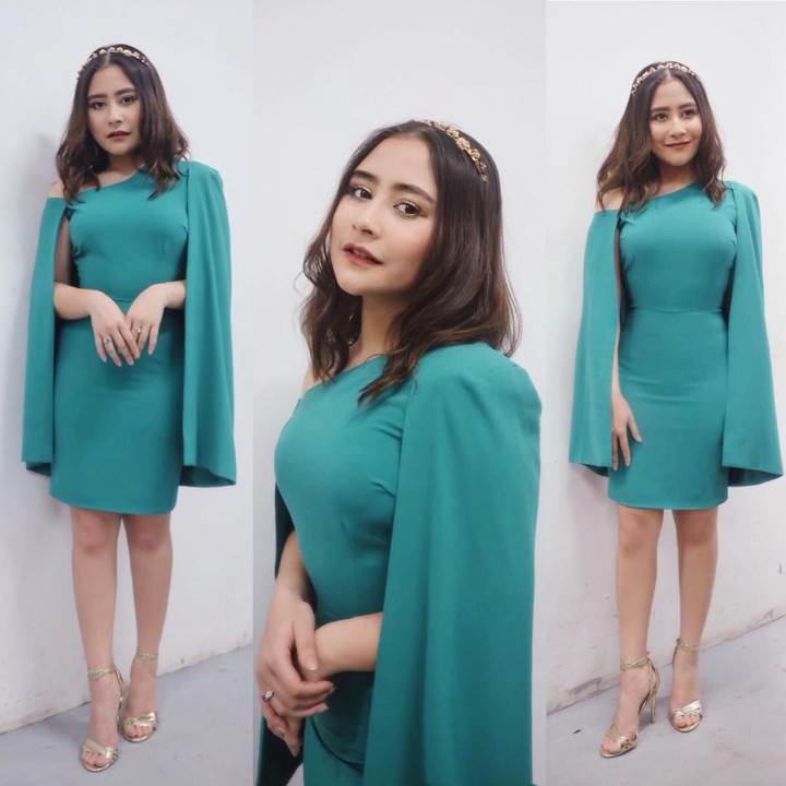 Elegan Pakai Dress Model Cape di Mom And Kids Awards 2018