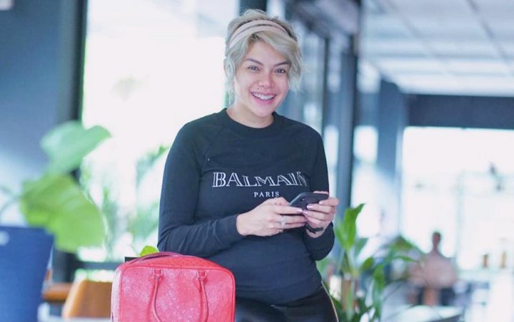 Nikita Mirzani Melahirkan, Pria Ini Yang Mengazani Bayinya