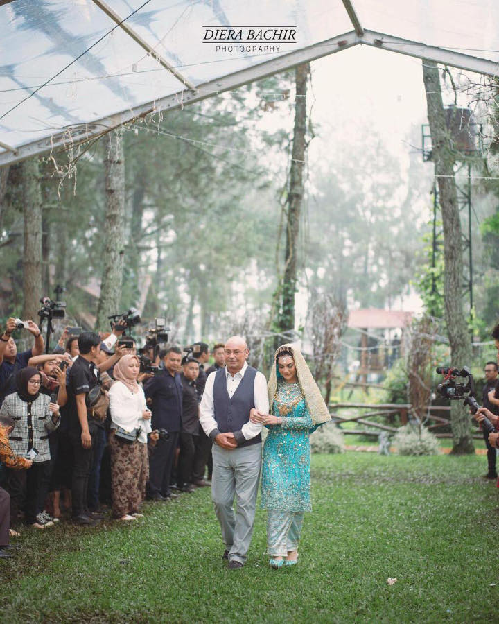 Irish Bella Diantar Sang Ayah yang Lama Tinggal di Luar Negeri