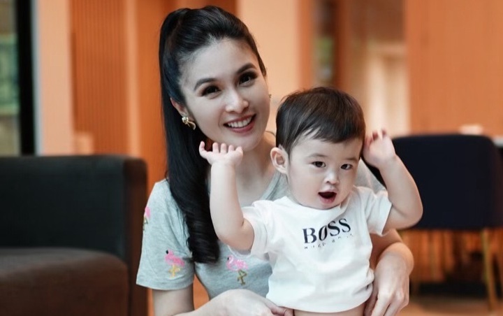 Putra Sandra Dewi dikenal memiliki wajah tampan dan gaya yang modis meski baru berusia 1 tahun. Namun Sandra mengaku bukan dirinya yang mengatur penampilan sang putra.