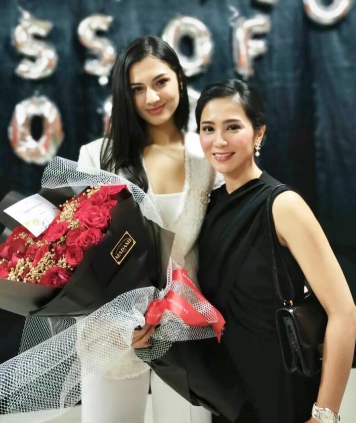 Bunga Zainal Tampil Cantik di Hari Wisuda Kareena Kaur