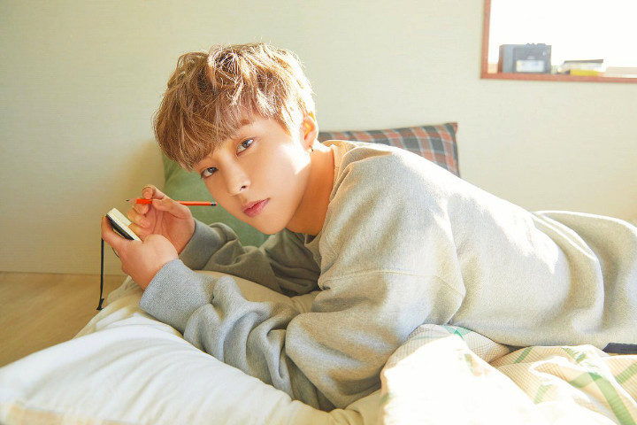Xiumin Tuliskan Pesan Hangat Untuk Fans Dalam Foto Teaser Proyek Solo SM Station \'You\'