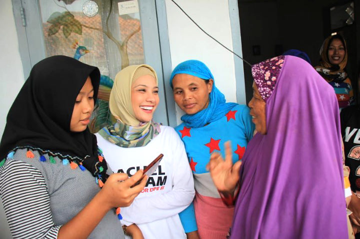 Rachel Maryam Bercengkerama Bersama Warga di Sela Kampanye