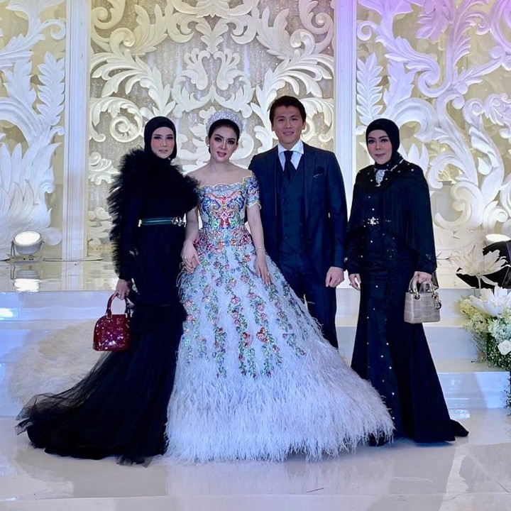 Mulan Jameela Tampil Kece di Dinner Silaturahmi Syahrini dan Reino Barack