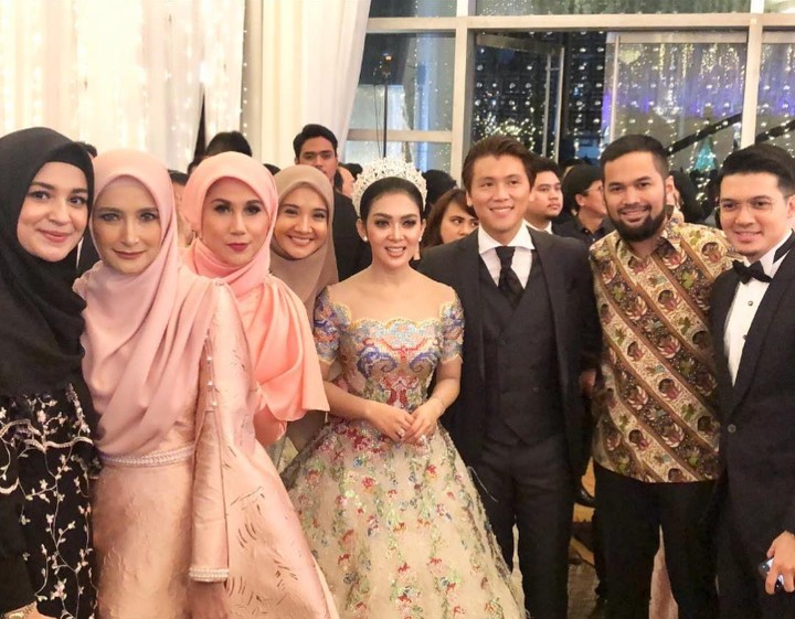 Syahrini dan Reino Barack Foto Bareng Teman-Teman Satu Pengajian