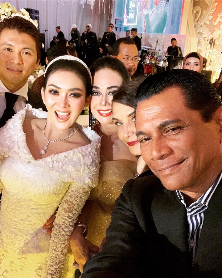 Sang Princess Tetap Ceria Foto Bareng Sahabat yang Datang