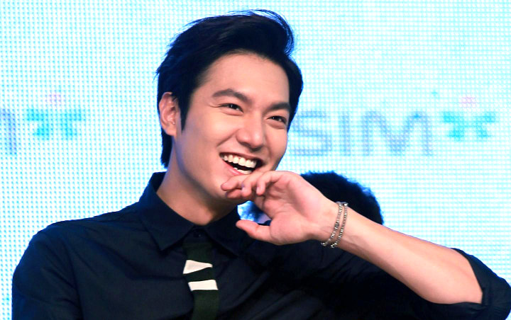 Lee Min Ho membuat postingan berupa foto dirinya tengah sibuk mengutak-atik kamera. Para penggemar menyoroti wajah tampannya meski tidak begitu fokus dalam foto.