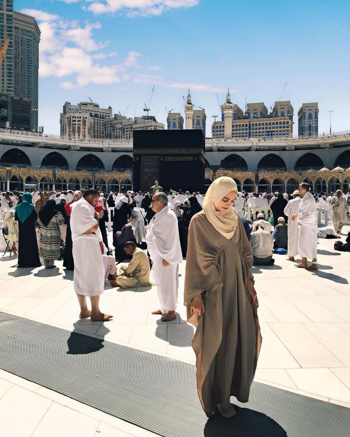 Luna Maya Unggah Foto di Tanah Suci Saat Ucapkan Selamat Puasa