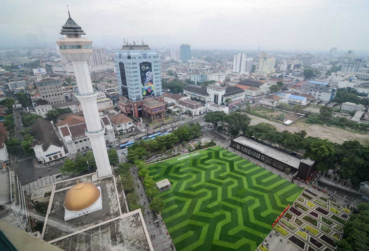 Main di Rumput Luas Alun-Alun Bandung