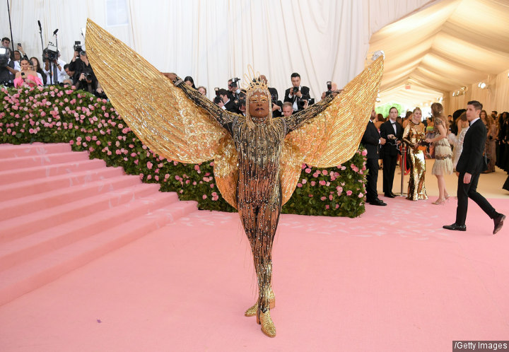 Billy Porter Pakai Baju Bertabur Berlian dan Headpiece Terbuat dari Emas 24 Karat