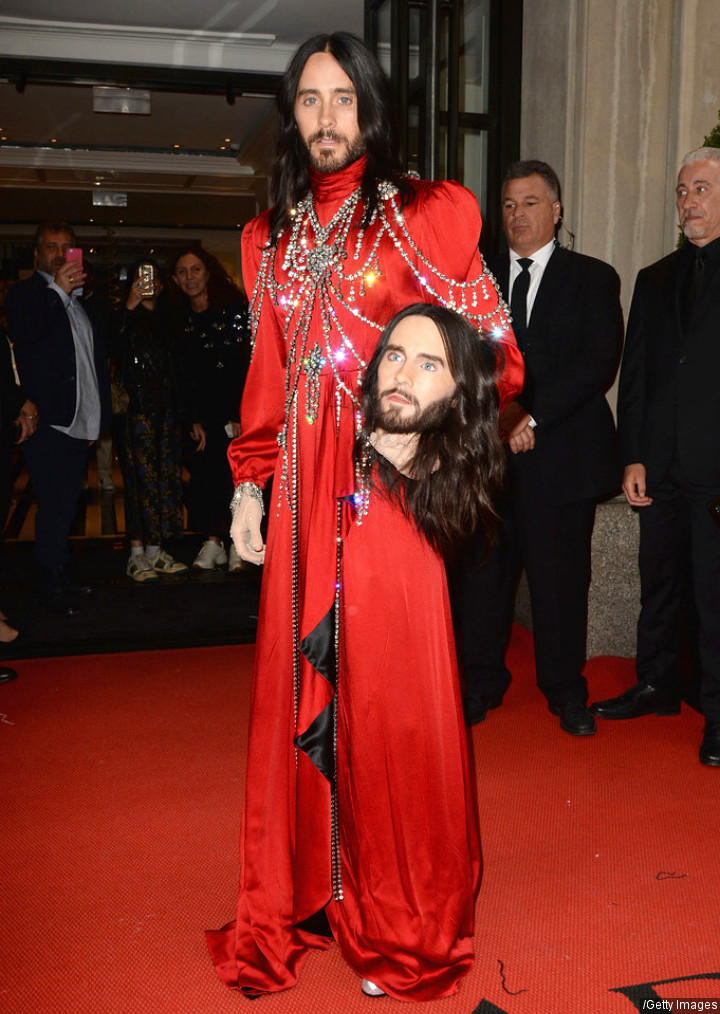 Jared Leto Curi Perhatian Tenteng 'Kepala Sendiri' di Met Gala 2019