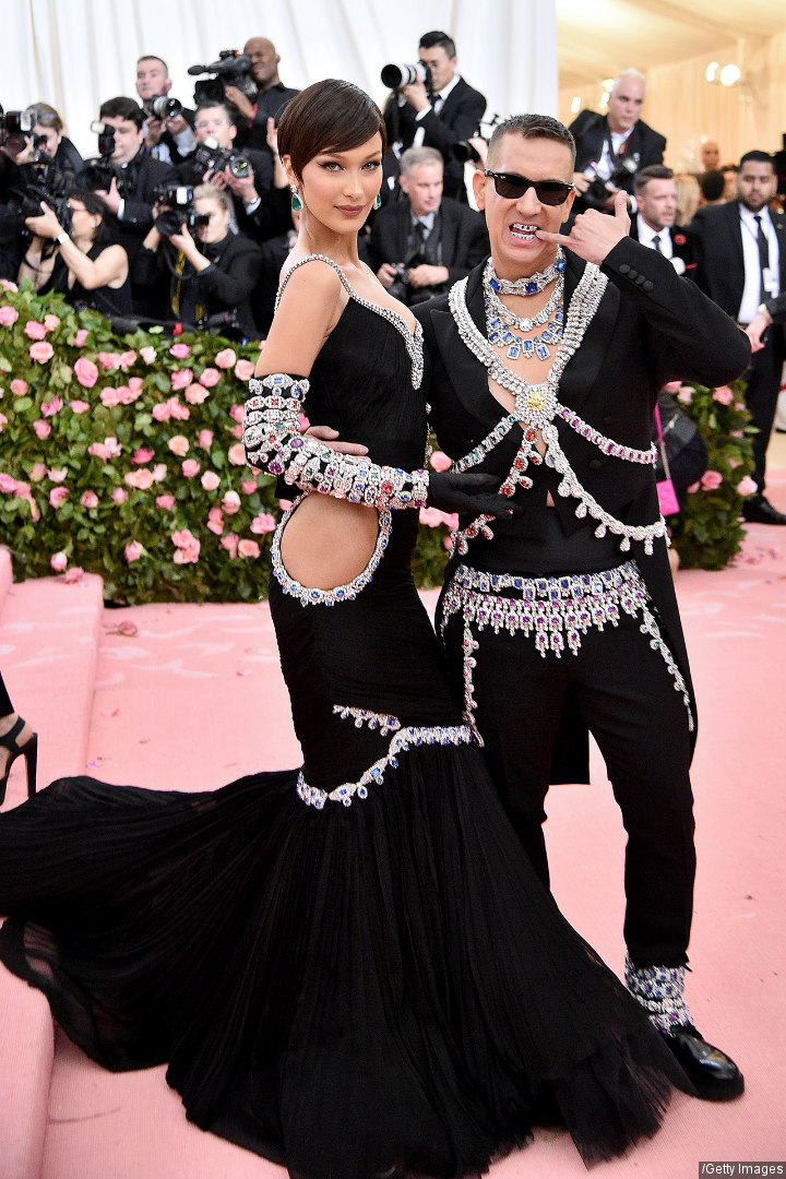 Bella Hadid Tampil Mewah dengan Puluhan Berlian Sebagai Hiasan